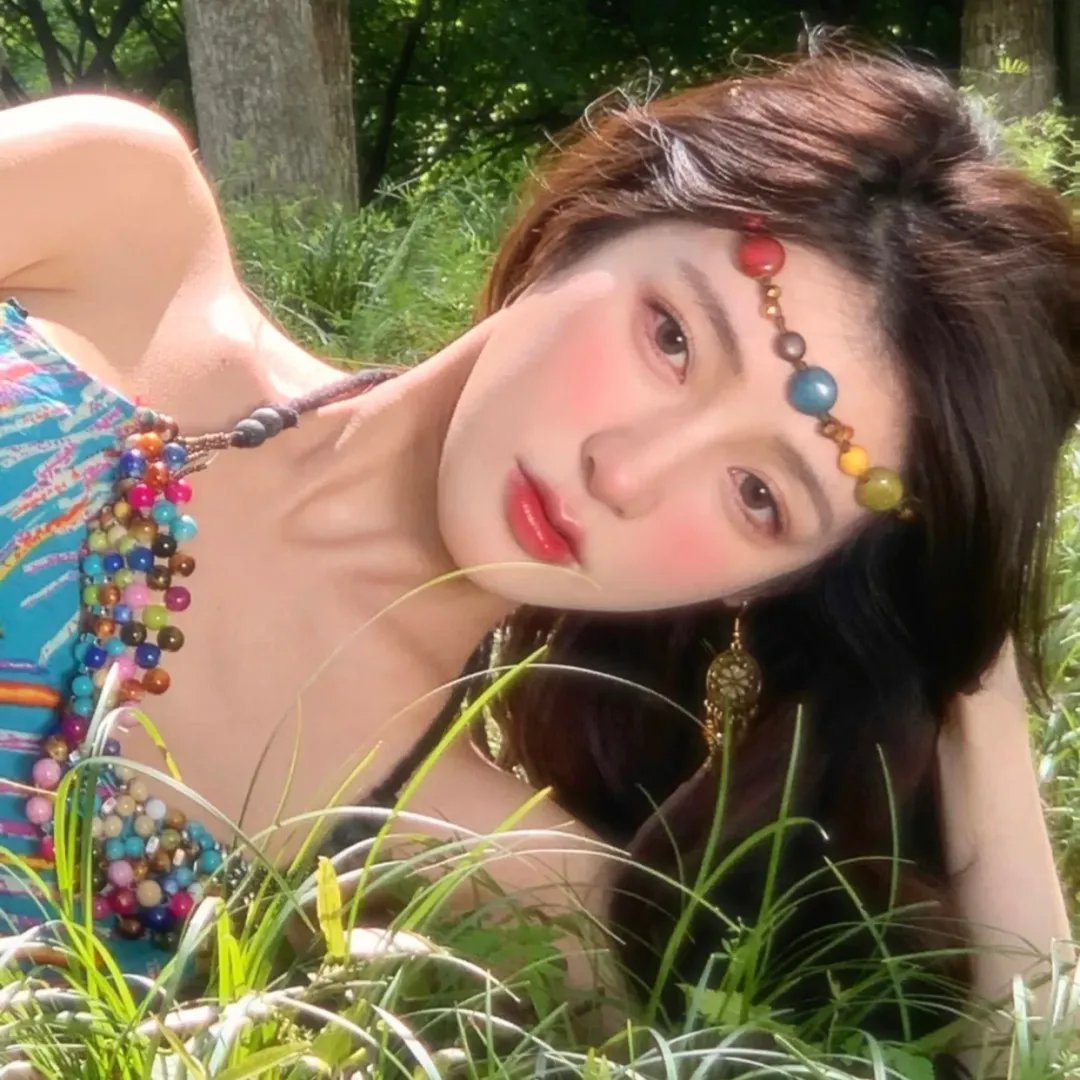 照片中的女孩